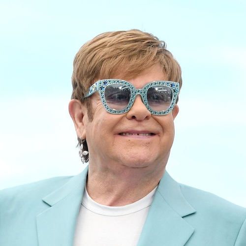 Elton John a Capri senza mascherina, Codacons lo denuncia: «Le regole valgono per tutti»