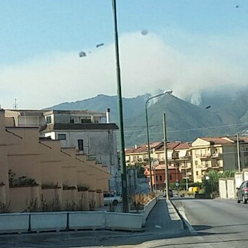 Emergenza incendi a Cava de’ Tirreni: opposizione richiede convocazione Consiglio comunale monotematico