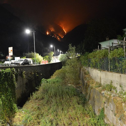 Emergenza incendi infinita: fiamme a Tramonti, Cava, Ravello e Scala [FOTO]