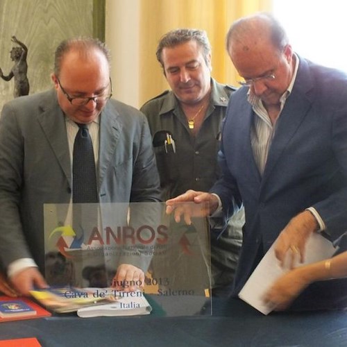 L'arch. Emilio Lambiase (al centro nella foto) in occasione dell'inaugurazione a Cava della prima sede ANROS in Italia