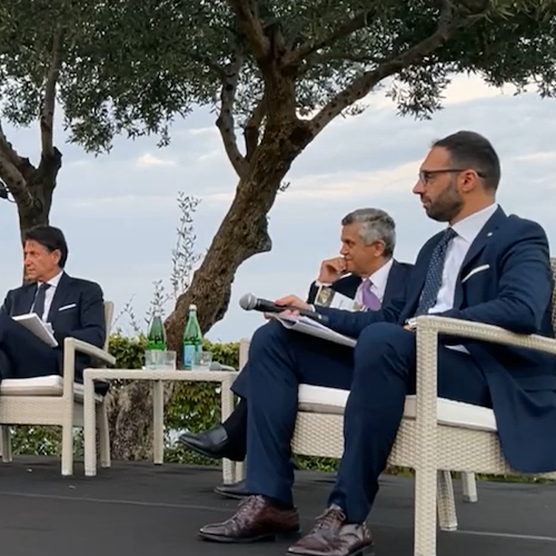 «Enrico Passaro ha una marcia in più, con lui ho affrontato le situazioni più stressanti», l'ex premier Conte esalta il cerimoniere di Cava de' Tirreni