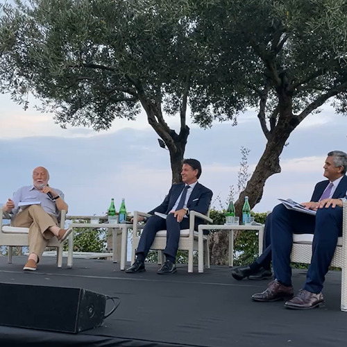 «Enrico Passaro ha una marcia in più, con lui ho affrontato le situazioni più stressanti», l'ex premier Conte esalta il cerimoniere di Cava de' Tirreni