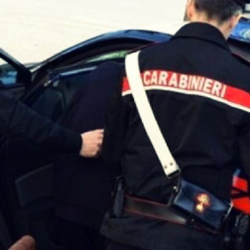 Entra con la forza in casa e colpisce l’ex compagna con una sedia, arrestato uomo a Pontecagnano
