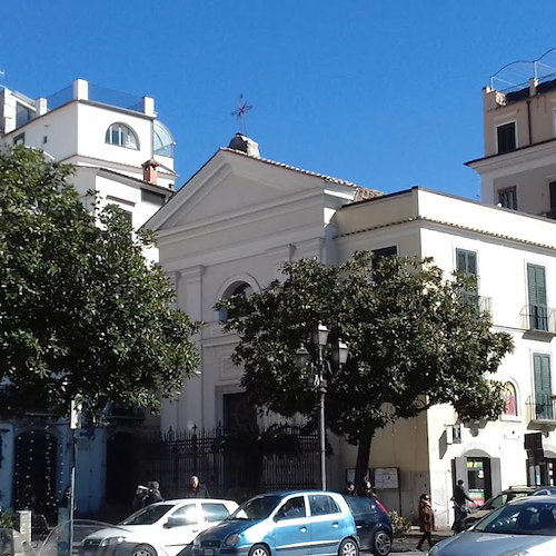 Entra in chiesa e lancia pietre bestemmiando: arrestato pregiudicato a Salerno 