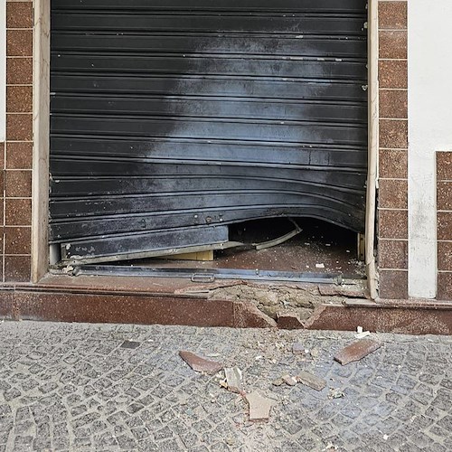 Esplosione di bomba carta scuote il centro storico di Angri: indagini in corso