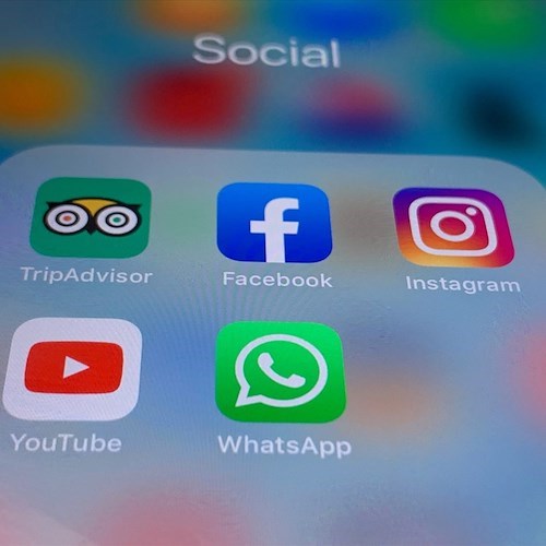 Facebook down, non funzionano anche Instagram e Whatsapp