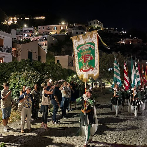 Festa dell'Assunta a Erchie: il borgo in festa con i portatori di San Pietro e i Pistonieri di Santa Maria del Rovo