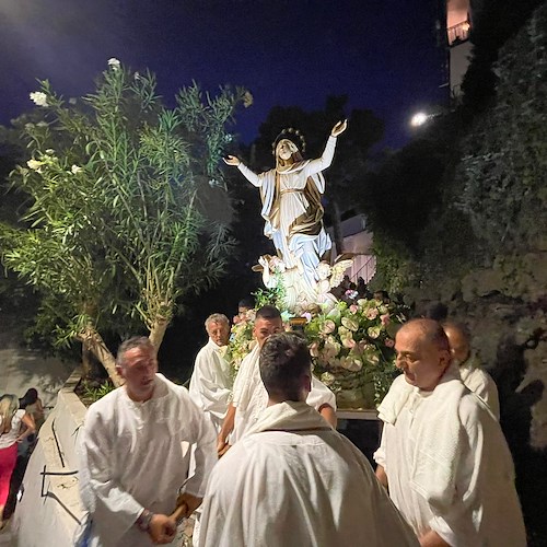 Festa dell'Assunta a Erchie: il borgo in festa con i portatori di San Pietro e i Pistonieri di Santa Maria del Rovo