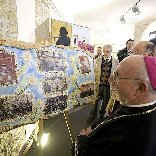 Mons. Benedetto Maria Chianetta ammira uno dei lavori vincitori (foto servizio di Angelo Tortorella)