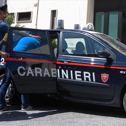 Finse malore per rapinare una donna a Cava de' Tirreni, arrestato 37enne di Vietri 