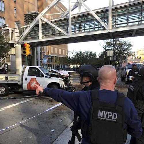 Follia a New York: furgone su pista ciclabile, almeno 8 morti e 15 feriti