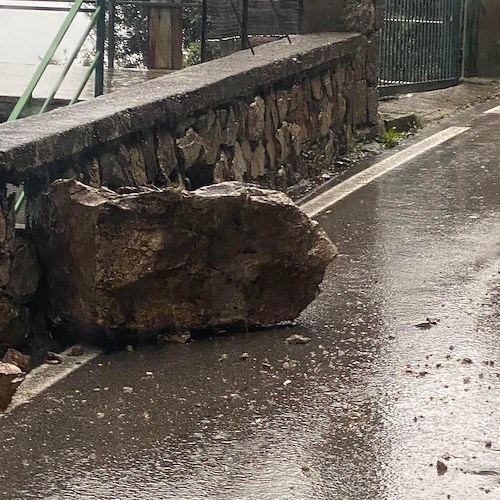 Forti piogge sulla Campania. Masso piomba su strada per Agerola, in Penisola Sorrentina smottamento al Nastro Azzurro: prorogata allerta meteo /foto