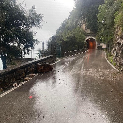 Forti piogge sulla Campania. Masso piomba su strada per Agerola, in Penisola Sorrentina smottamento al Nastro Azzurro: prorogata allerta meteo /foto