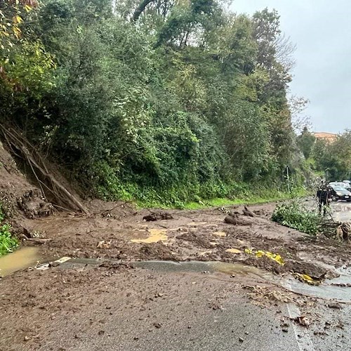 Forti piogge sulla Campania. Masso piomba su strada per Agerola, in Penisola Sorrentina smottamento al Nastro Azzurro: prorogata allerta meteo /foto