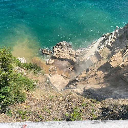 Frana in mare ad Amalfi, paura tra i diportisti. Nessun ferito / FOTO-VIDEO