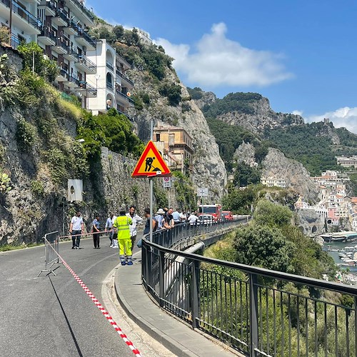Frana in mare ad Amalfi, paura tra i diportisti. Nessun ferito / FOTO-VIDEO