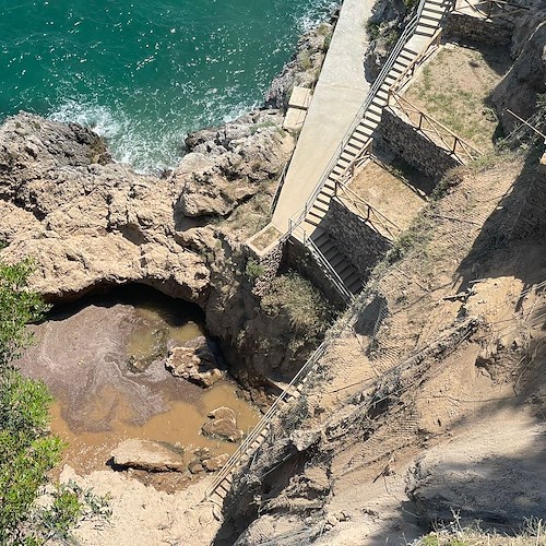 Frana in mare ad Amalfi, paura tra i diportisti. Nessun ferito / FOTO-VIDEO