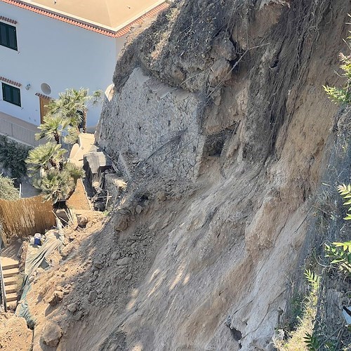 Frana in mare ad Amalfi, paura tra i diportisti. Nessun ferito / FOTO-VIDEO