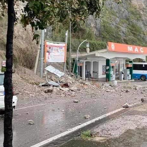 Frana tra Vietri e Salerno: massi sulla carreggiata e traffico in tilt