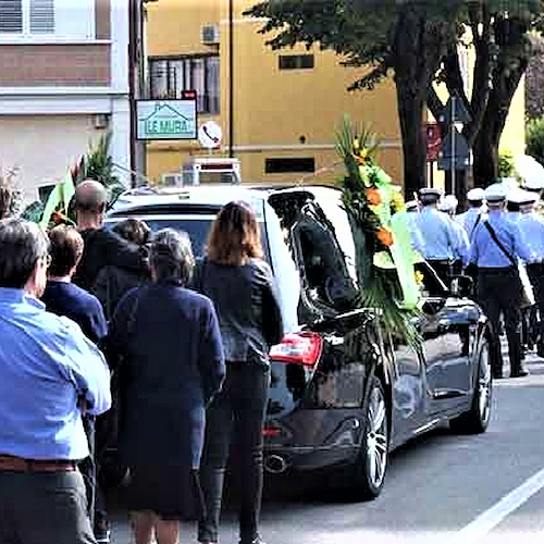 Funerale con corteo e banda musicale: 40 persone sanzionate a Scafati 