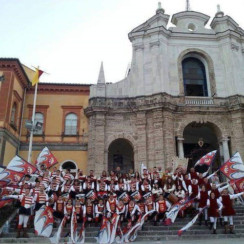 Gemellaggio culturale tra Regione Toscana e Vietri sul Mare con le bandiere degli Sbandieratori Cavensi
