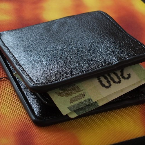 Gesto di onestà a Polla, 19enne trova borsello con 1000 euro e lo restituisce al proprietario 