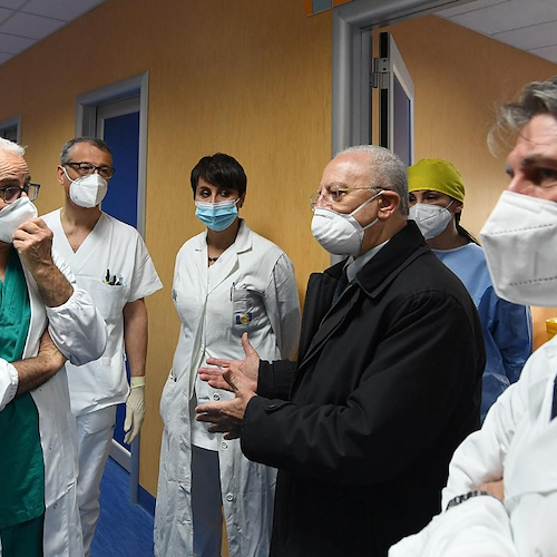 Giornata Internazionale dell’Infermiere, De Luca ringrazia operatori sanitari: «Da 14 mesi in prima linea contro il Covid»