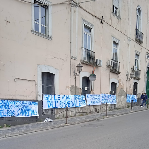 «Giù le mani dall'Ospedale di Cava de' Tirreni», manifestanti in piazza contro chiusura di Rianimazione 