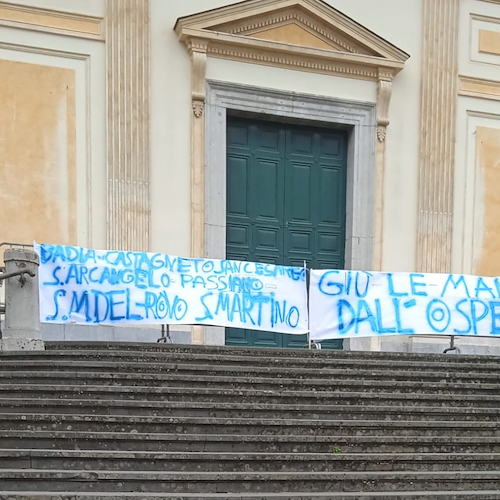 «Giù le mani dall'Ospedale di Cava de' Tirreni», manifestanti in piazza contro chiusura di Rianimazione 