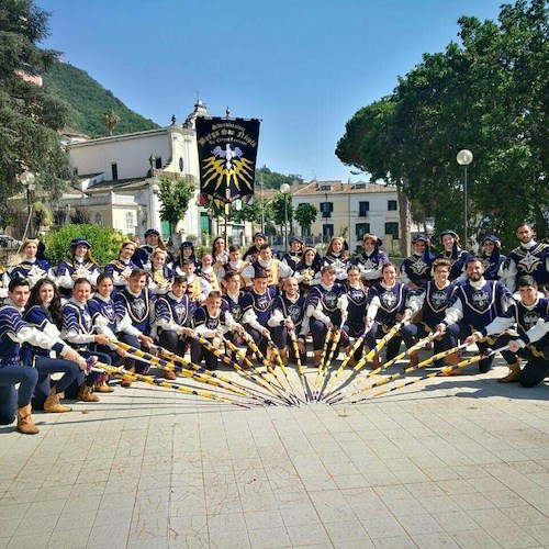 Gli “Sbandieratori Borgo San Nicolò - le cinque contrade” di Cava de’ Tirreni tra i protagonisti dell'iniziativa "La spesa in campagna"