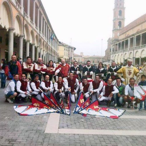 Gli "Sbandieratori Cavensi" a Faenza per il "Trofeo nazionale over 35"