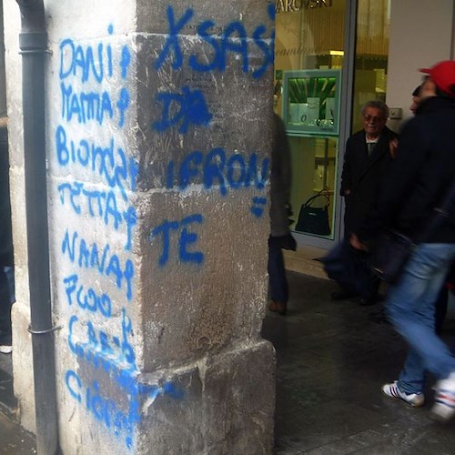 Graffiti e locandine "violentano" il salotto buono cittadino