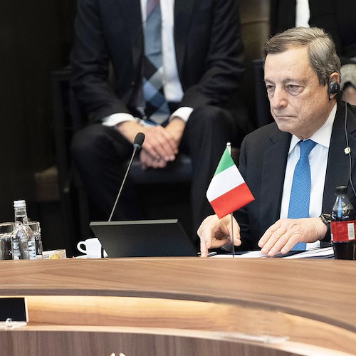 Guerra in Ucraina, Draghi telefona a Zelensky: «Italia tra gli Stati garanti di Kiev»