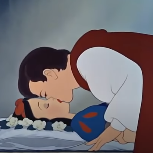 Il bacio tra Biancaneve e il Principe diventa un caso: «Lei dorme, non è consensuale»