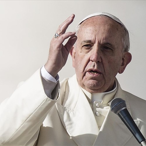 Il Papa rifiuta la laurea in medicina dell’Università di Salerno