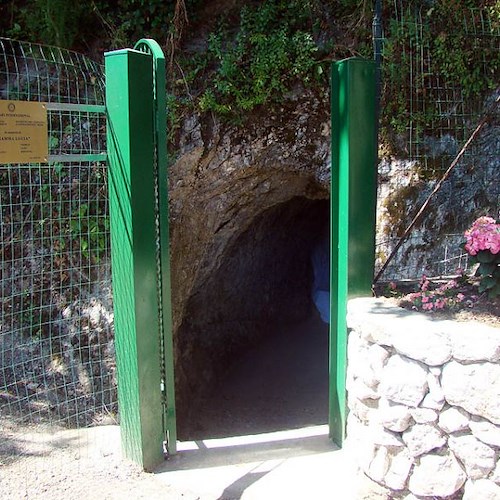 La restaurata grotta di Mamma Lucia