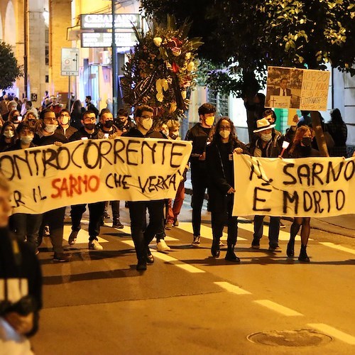 «Il Sarno è morto», un corteo funebre per denunciare l’inquinamento del fiume