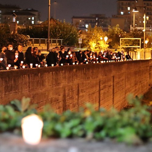 «Il Sarno è morto», un corteo funebre per denunciare l’inquinamento del fiume