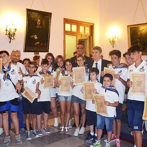 Il sindaco premia i giovani sbandieratori delle "Torri Metelliane" campioni d'Italia
