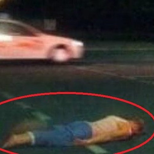 In Campania arriva la “Planking Challenge”: ragazzi stesi sull’asfalto in attesa delle auto
