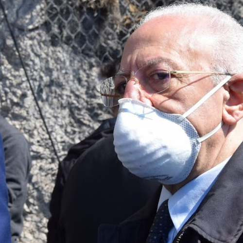 In Campania obbligo mascherina anche in estate. De Luca: «Se non stiamo attenti rischiamo epidemia in autunno»