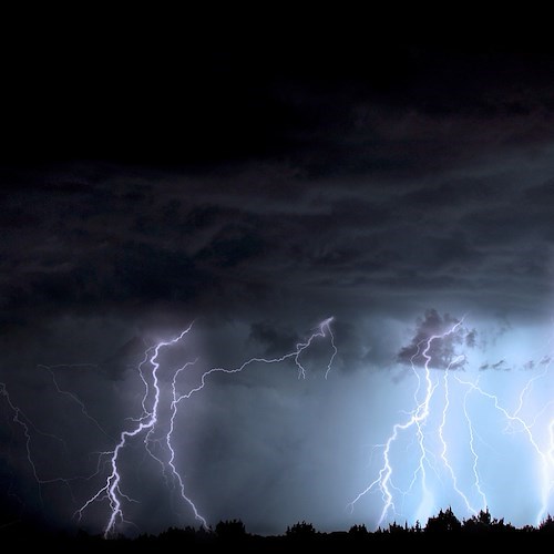 In Campania prorogata l'allerta meteo arancione: fino a domani pomeriggio piogge e temporali di forte intensità 