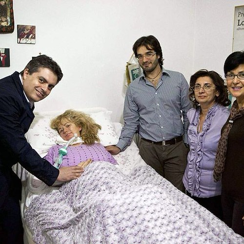 Lolita D'Arienzo in compagnia del giornalista Rosario Carello (a sinistra)