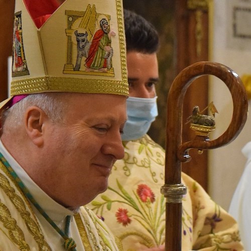 «In questi giorni siamo chiamati a “riumanizzarci”»: il messaggio natalizio dell’Arcivescovo Soricelli