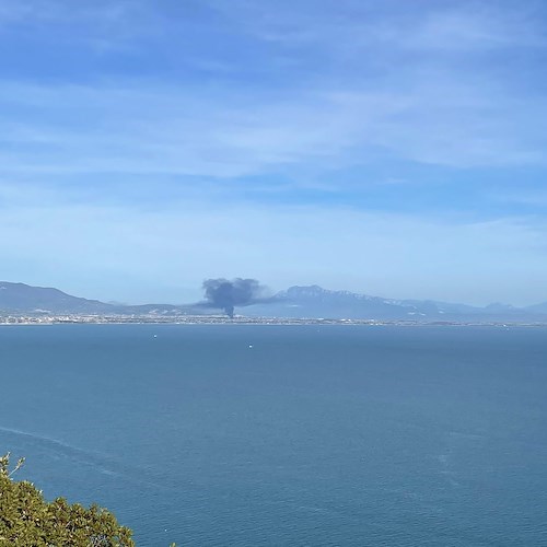 Incendio in deposito a Bellizzi, densa colonna di fumo nero si alza in cielo