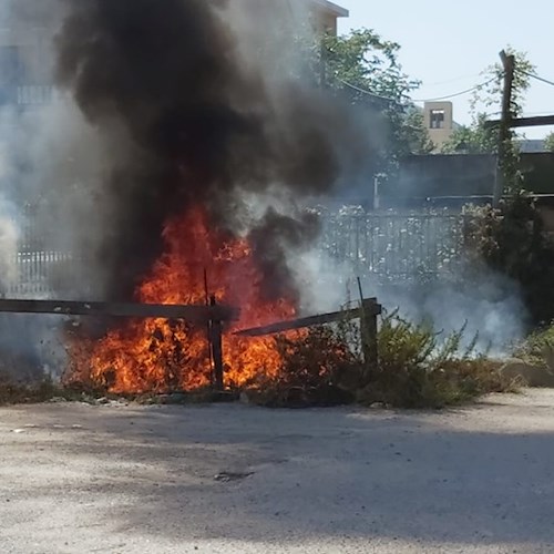 Incendio in un parcheggio a Cava de' Tirreni: cittadini spengono le fiamme 