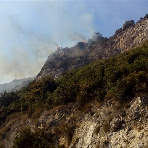Incendio su colline di Croce e San Liberatore, fumo invade la A3: traffico in autostrada tra Vietri e Cava [FOTO]