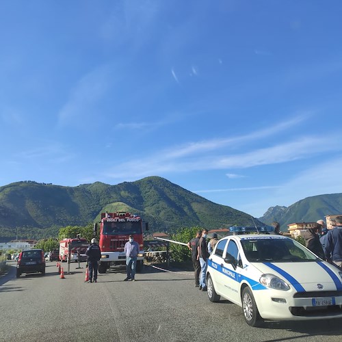 Incidente a Castel San Giorgio, camion si ribalta e finisce fuori carreggiata 