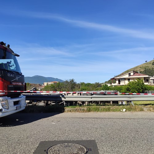 Incidente a Castel San Giorgio, camion si ribalta e finisce fuori carreggiata 