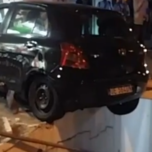 Incidente a Cava de' Tirreni: auto in bilico tra marciapiede e sottopassaggio